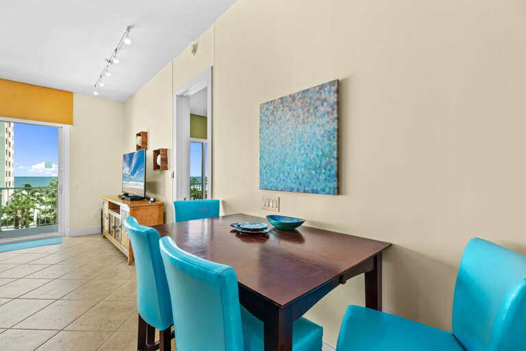 Dining Area for up to 4 guests Dining Area for up to 4 guests