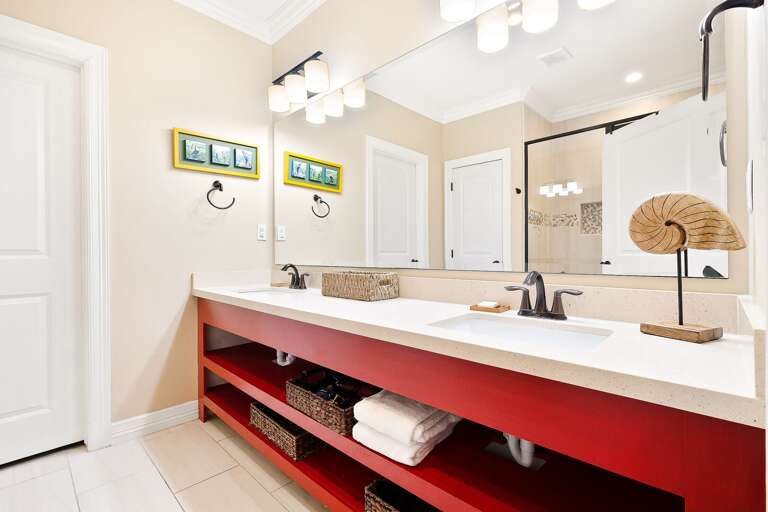 Shared guest bathroom on the ground floor