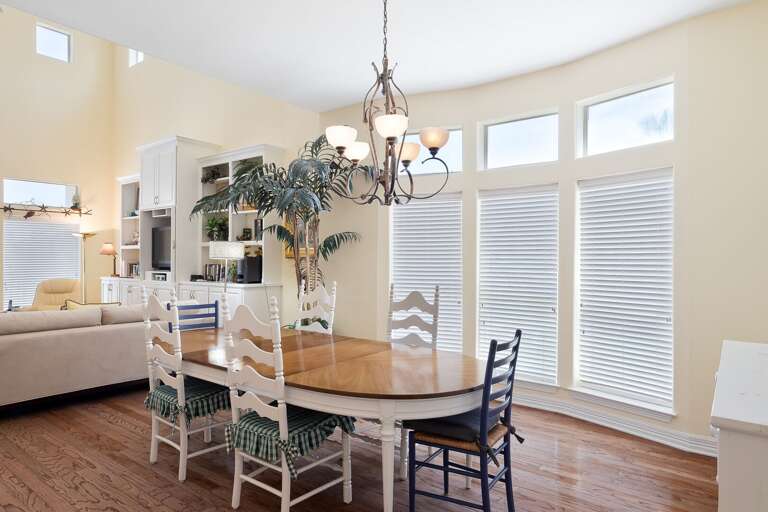 Beautiful dining area seats 6