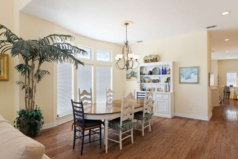 Beautiful dining area seats 6 Beautiful dining area seats 6