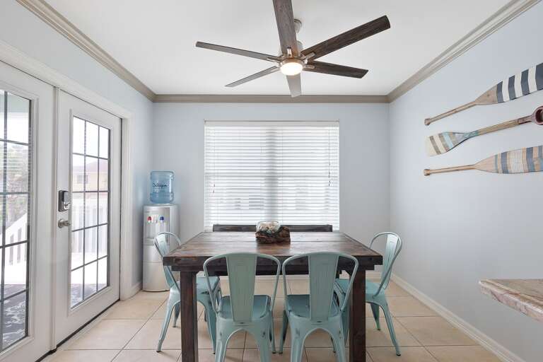 Kitchen table nook (additional seating for up to 6 )