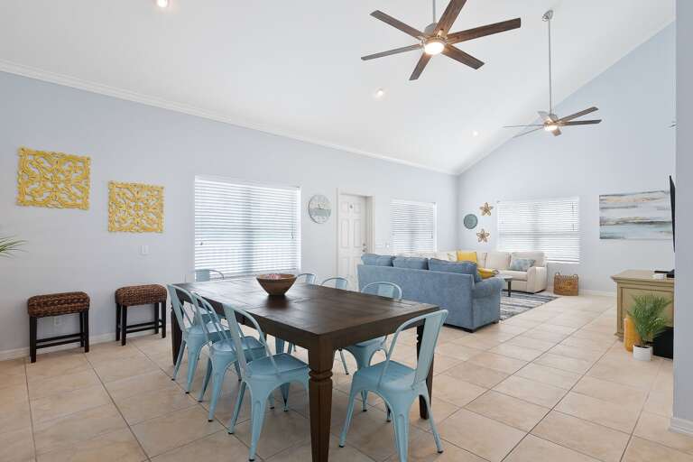 Open concept living room and dinning area
