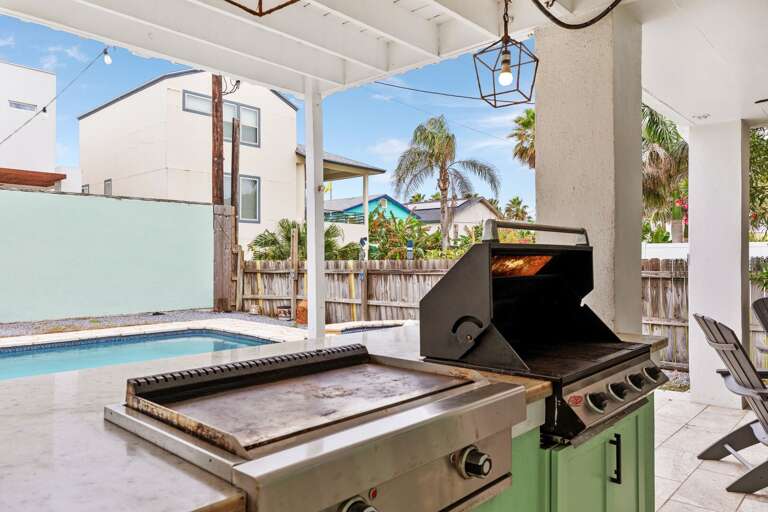 Outdoor kitchen with BBQ grill and Hibachi grill! Outdoor kitchen with BBQ grill and Hibachi grill!