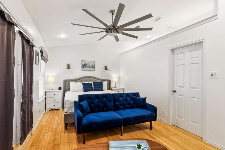 2nd bedroom (guest bedroom) with King size bed and flat screen TV.