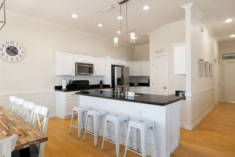 Newly renovated kitchen to enjoy family dinner!