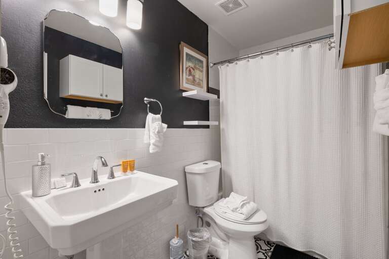 Shared guest bathroom (between guest rooms).