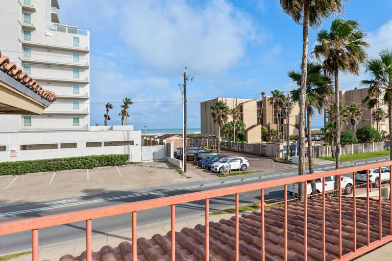 Beach Access right across gulf Blvd!