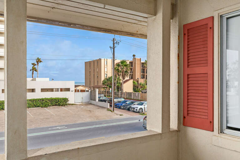 Beach Access right across gulf Blvd!