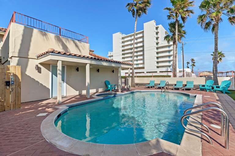 Private pool with kiddy pool!