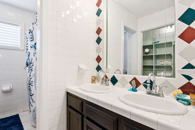 Shared guest bathroom (2nd floor).