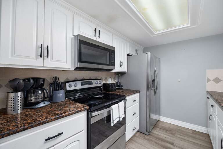 Fully equipped kitchen with stainless steel appliances!