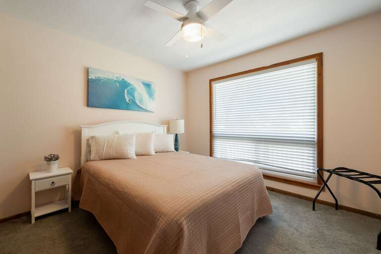 Guest bedroom with Queen size bed (2nd floor)