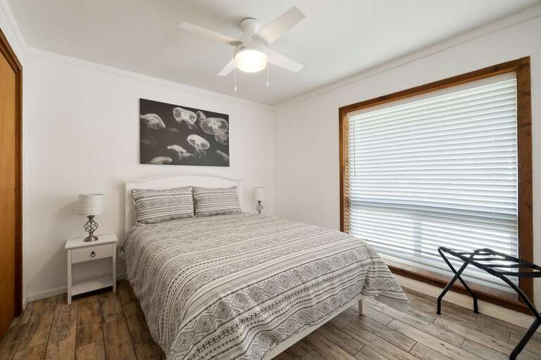 Guest bedroom with Queen size bed (room #3, ground floor)