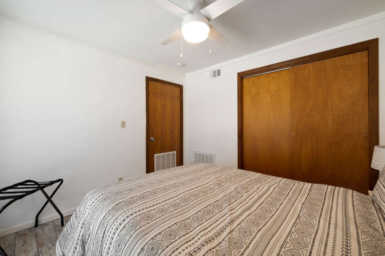 Guest bedroom with Queen size bed (room #3, ground floor)