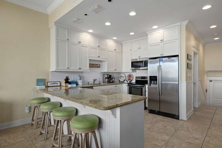 Fully Equipped Kitchen with Breakfast Bar