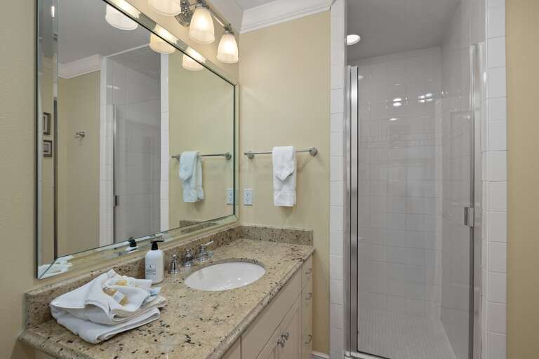 Shared guest bathroom on the 2nd floor