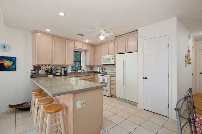 Extra 4 guests can sit at the kitchen counter top