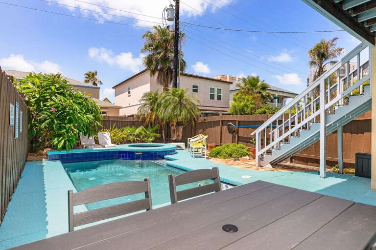 Private Sparkling Pool!