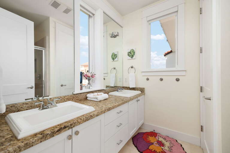 Ensuite Bathroom with the 5th Guest Bedroom