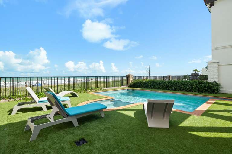 Sparkling Pool facing the Beach!