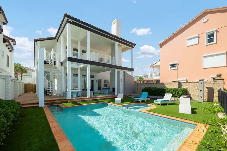 Sparkling Pool facing the Beach!