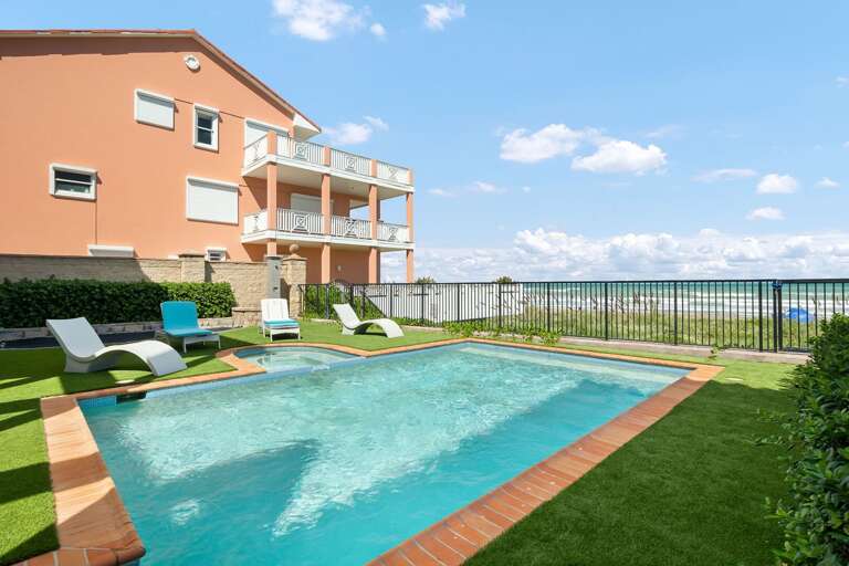 Sparkling Pool facing the Beach!