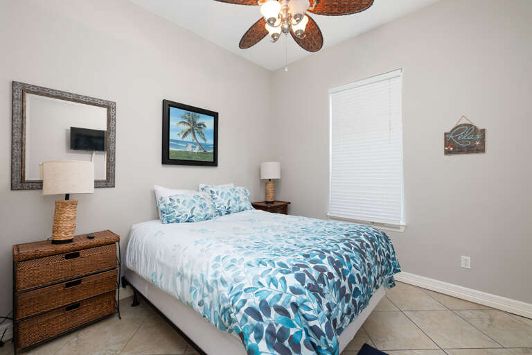 Guest bedroom equipped with a Queen size bed