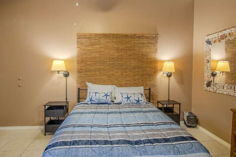 Ground-floor Mother-in-law suite queen bed