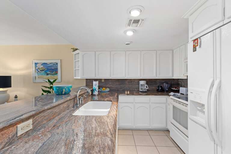 Fully equipped kitchen area with granite counter tops! Fully equipped kitchen area with granite counter tops!