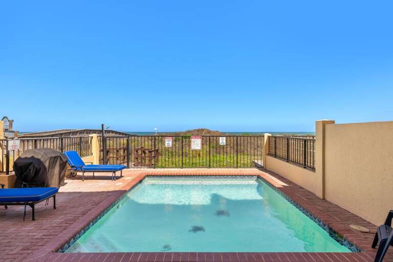Beachfront sparkling pool! Beachfront sparkling pool!