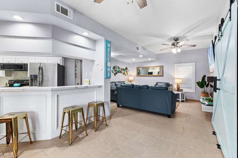 Open concept living, kitchen and dining area! Open concept living, kitchen and dining area!