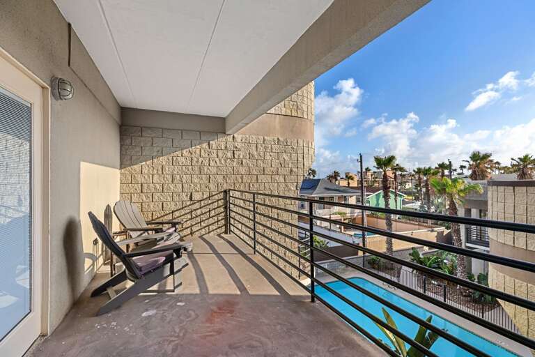 Patio area facing the pool! Patio area facing the pool!