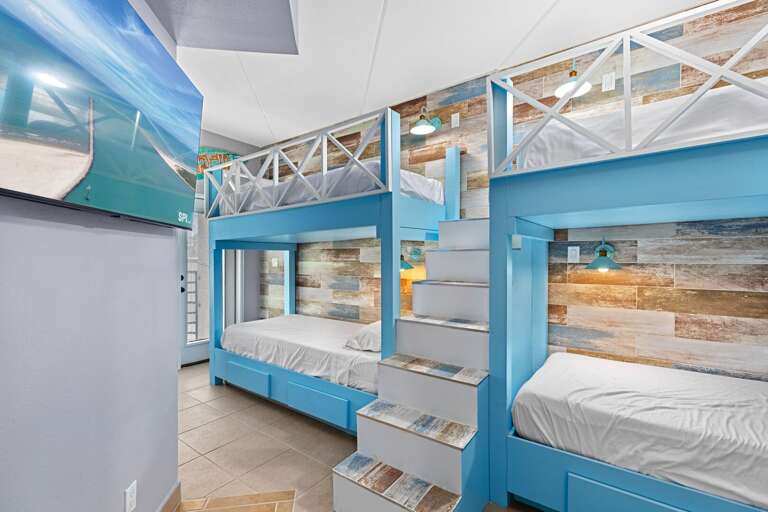 Unique style bunk beds with twin bunk beds! (4 twins total) Unique style bunk beds with twin bunk beds! (4 twins total)