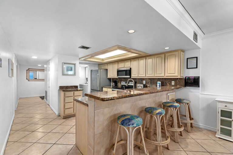 Additonal seating at the kitchen counter for 4 guests