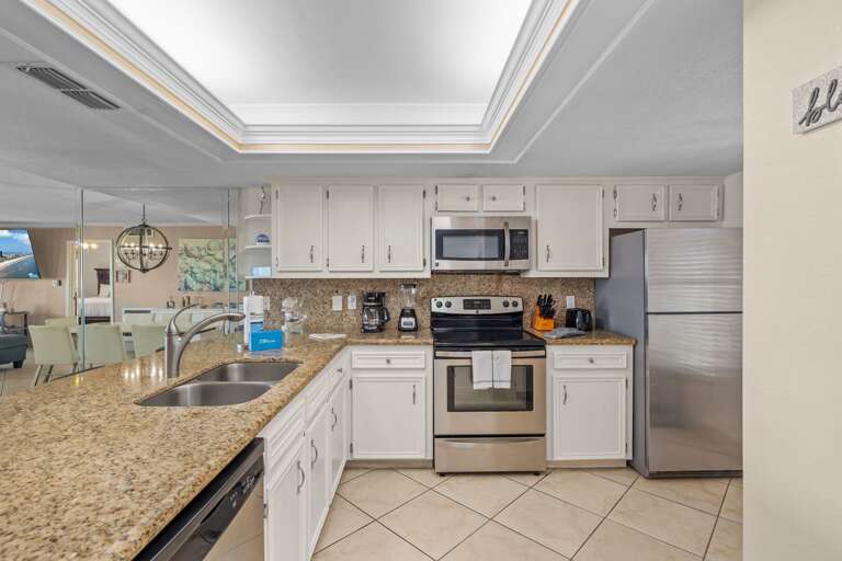 Fully equipped kitchen with stainless steel appliances!