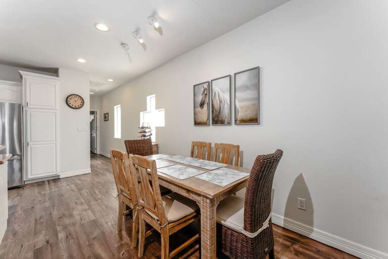 Dining Table sits up to 6 guest