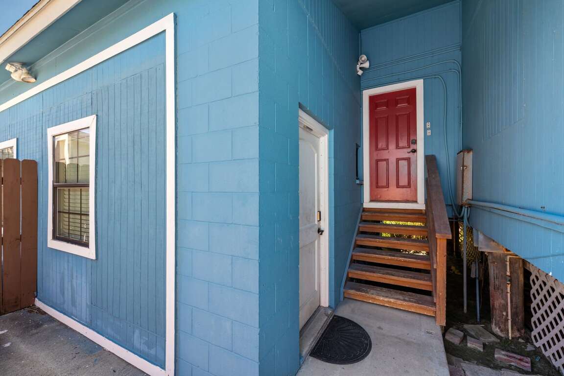 Entrance to Mother-in-Law Suite. Separate entrance from main house Entrance to Mother-in-Law Suite. Separate entrance from main house