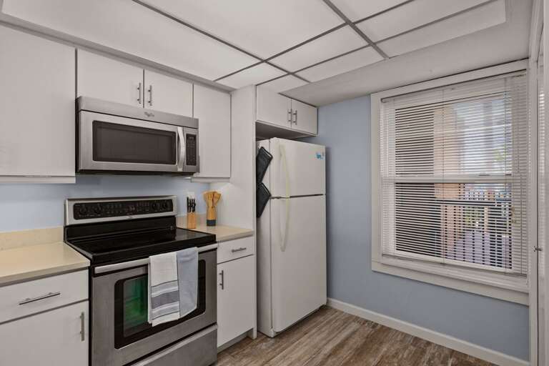 Fully equipped kitchen with all essentials, ideal for preparing meals and enjoying time together.