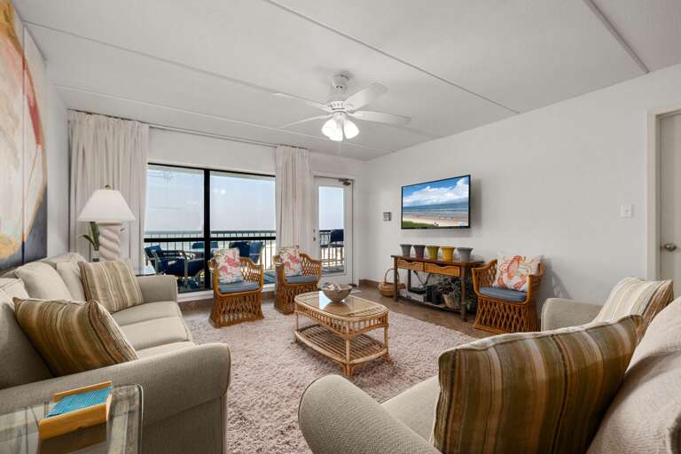 Cozy living room with space for everyone and a view to match