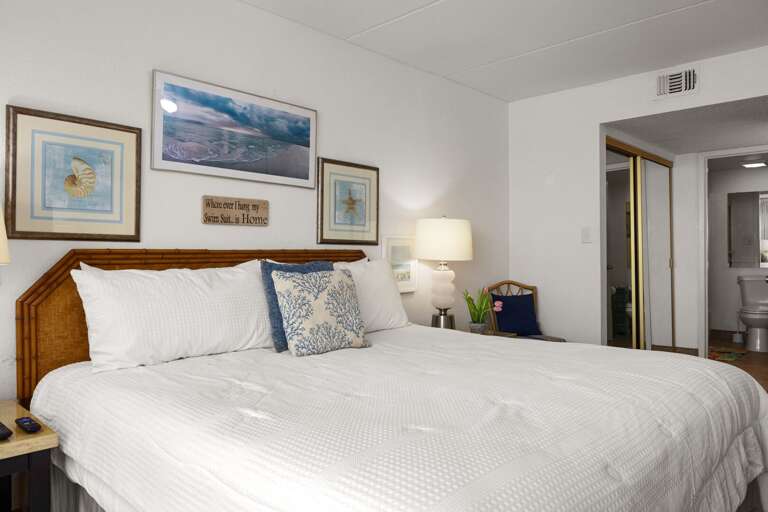King bedroom with direct access to a private bathroom