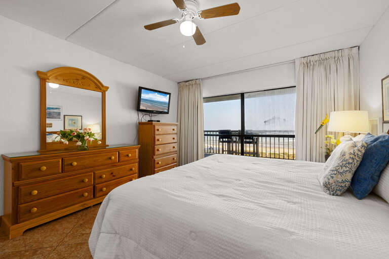 Ocean glimpses without leaving the bed