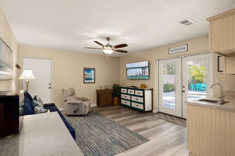 Downstairs living area with queen sleeper sofa for flexible sleeping arrangements (sleeps 2)