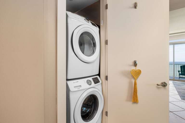 Convenient in-unit washer and dryer for longer beach stays