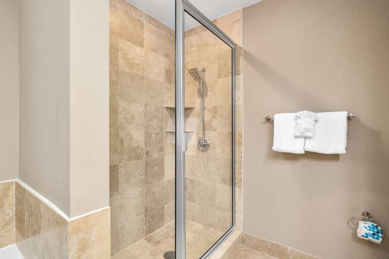 Refresh after the beach in the spacious walk-in shower
