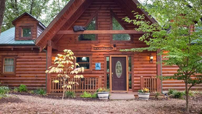 Beautifully landscaped Branson Bear