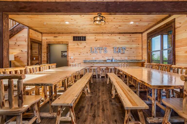 Plenty of space for EVERYONE to eat!