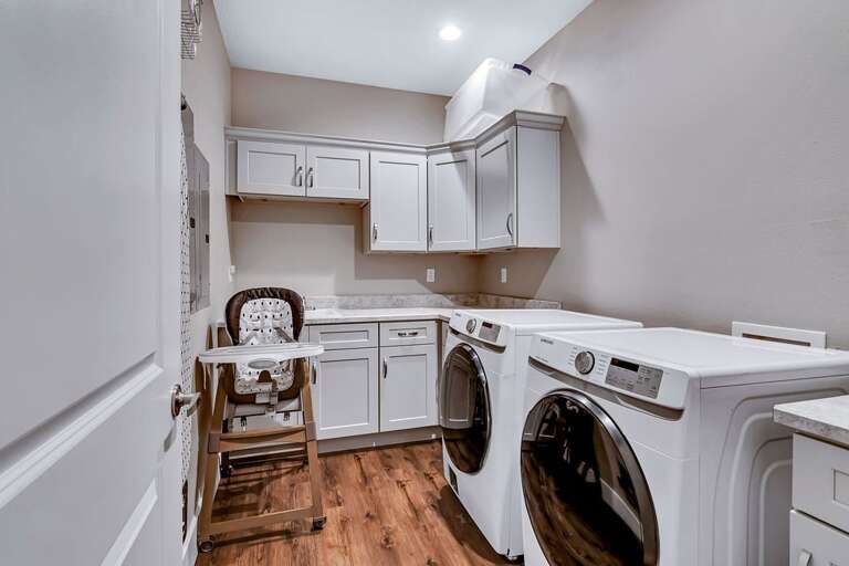 Large Laundry Room! Large Laundry Room!