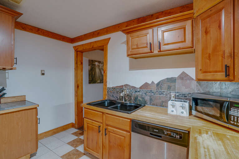 Kitchen with dishwasher