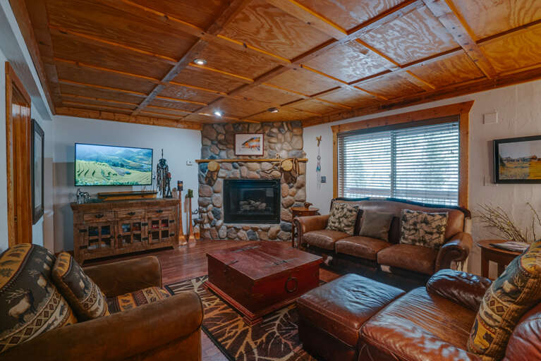 Livingroom with comfortable seating, fireplace and Smart TV