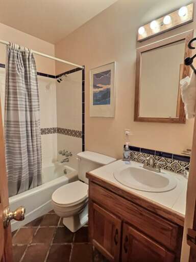 Main level bathroom with shower/tub combo